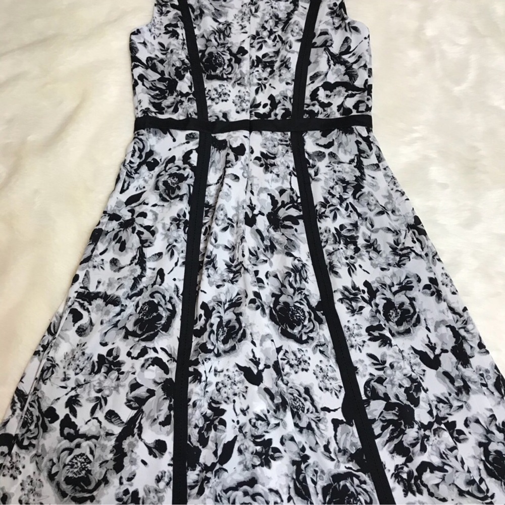 Woman’s dress - Picture 4 of 8